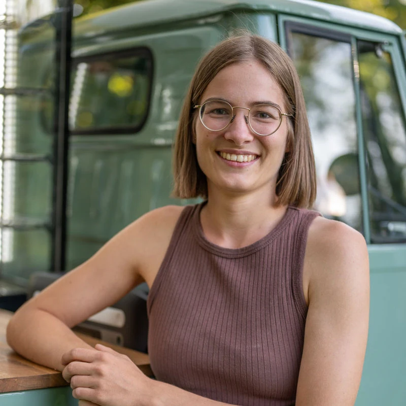 Julia, Co-Founderin der alveare food GmbH, an der Ape